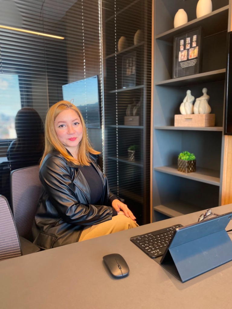 Nathalia, consultora Ademicon.